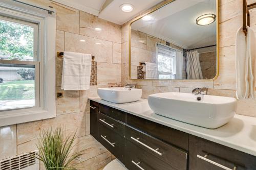 Ένα μπάνιο στο 2 Mi to Town Home with Patio and Yard in Waterbury!
