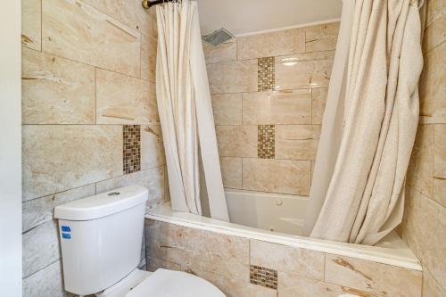 Ένα μπάνιο στο 2 Mi to Town Home with Patio and Yard in Waterbury!