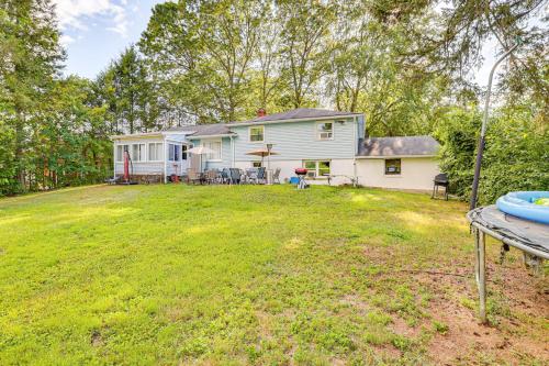 Κήπος έξω από το 2 Mi to Town Home with Patio and Yard in Waterbury!