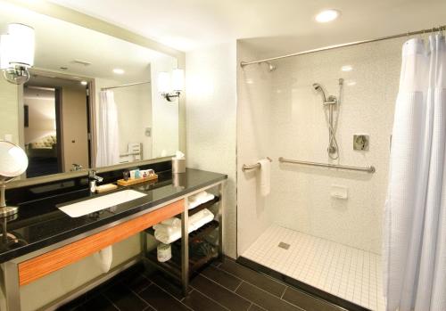 Ένα μπάνιο στο Crowne Plaza Princeton - Conference Center by IHG