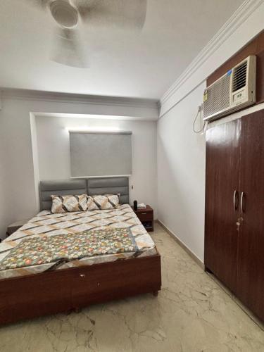 Postel nebo postele na pokoji v ubytování Hotel O The PRAVAH