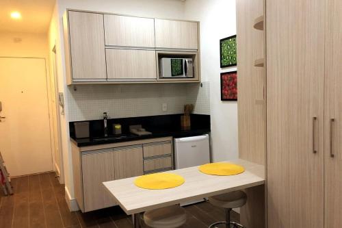 Η κουζίνα ή μικρή κουζίνα στο Flat com excelente localização na Granja Viana