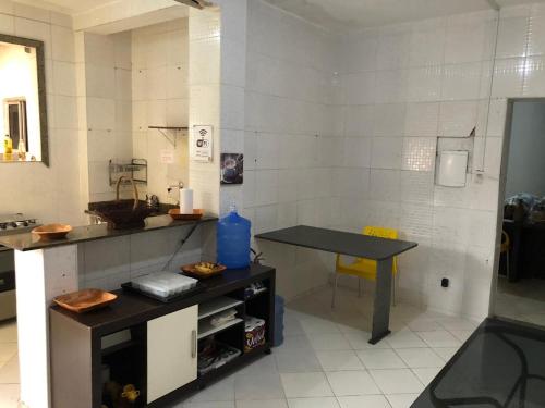 サルバドールにあるHostel e pousada casa amarelaのテーブルとテーブル付きのキッチンが備わります。