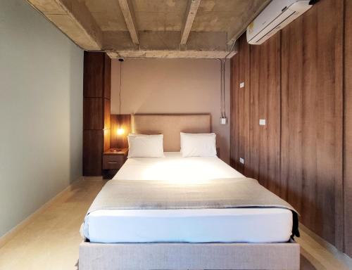 a bedroom with a large bed in a room at The Hub by Wynwood House in Medellín