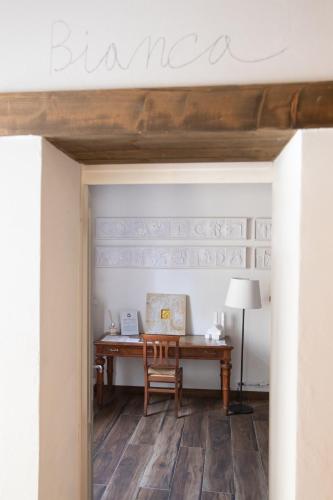 an entry way with a desk and a sign that reads beware at Museo Grillo Camere d'Arte, dormire nel Museo in Arena Po
