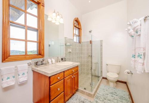 Un baño con lavabo, ducha e inodoro. en Casa Cole, en Playa Hermosa