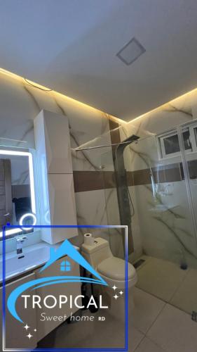 a bathroom with a toilet and a sink at Lujosa casa con piscina privada in Los Frailes