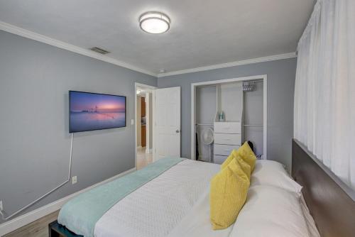 ラーゴにあるVilla Bella with Heated Poolのベッドと壁にテレビが掛かった寝室