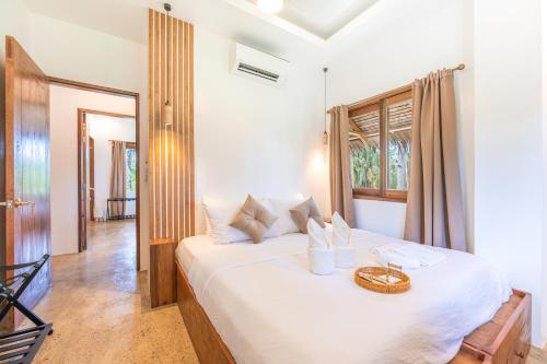Postel nebo postele na pokoji v ubytování La Luna Villa Siargao - CoLiving w Private Rooms, Pool & Rooftop