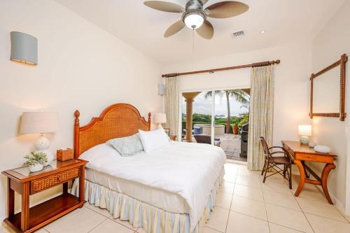 a bedroom with a bed and a desk and a window at Nube Nueve in Playa Hermosa