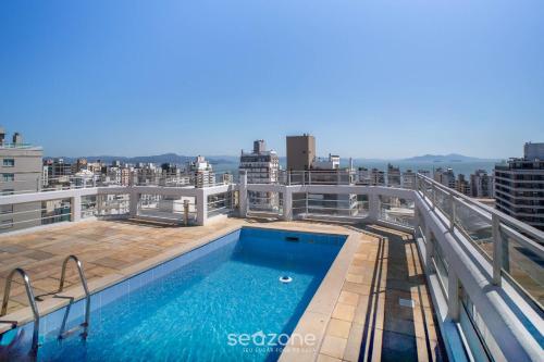 a swimming pool on the roof of a building at Lindo apto no centro Florianópolis RBH806 in Florianópolis