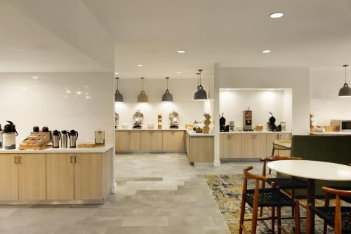 Un restaurante con mesas y sillas en una habitación. en Fairfield Inn & Suites by Marriott Miami Airport South, en Miami