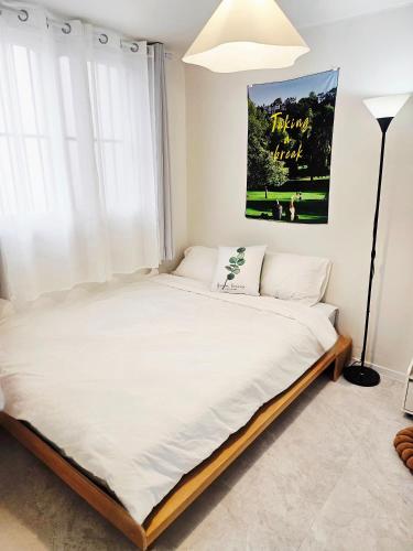 Llit o llits en una habitació de Suwon Haewol Stay