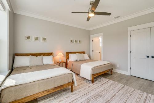 Beacon Hillにある5,000 and Sq Ft! Luxe Beachfront House in Port St Joeのベッド2台と天井ファン付きの寝室
