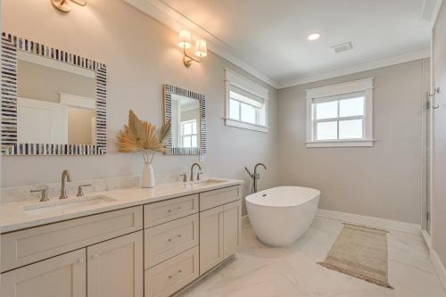 Beacon Hillにある5,000 and Sq Ft! Luxe Beachfront House in Port St Joeの洗面台2つ、浴槽1つ、鏡1つを備えたバスルーム