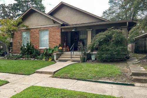 a house with a yard with a driveway at Texarkana Pet-Friendly Pad with Fenced Backyard in Texarkana