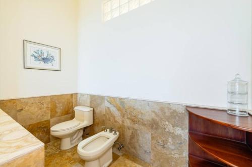 a bathroom with a toilet and a sink at Casa Texvol in Playa Hermosa