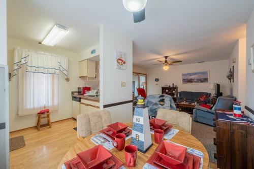 O bucătărie sau chicinetă la Lavallette Ortley Beach Block Seaside Heights Pet Cottage Condo