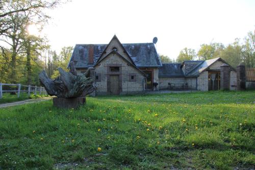 an old house with a statue in the yard at Bob Dylan in Raizeux