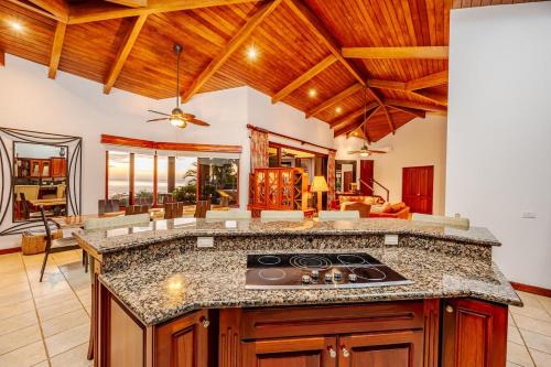 cocina con fogones en una habitación en Casa Buena Vista, en Coco