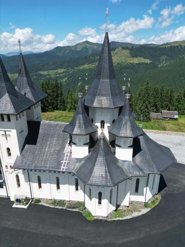 an aerial view of a building with turrets at Hanul și Păstrăvăria Țibău in Cîrlibaba