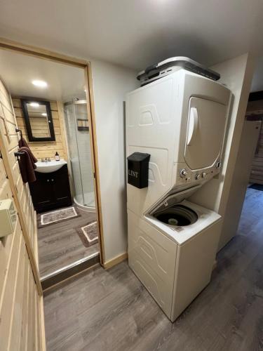 Un baño pequeño con inodoro y lavabo. en Werlein Rentals #6, en Tok