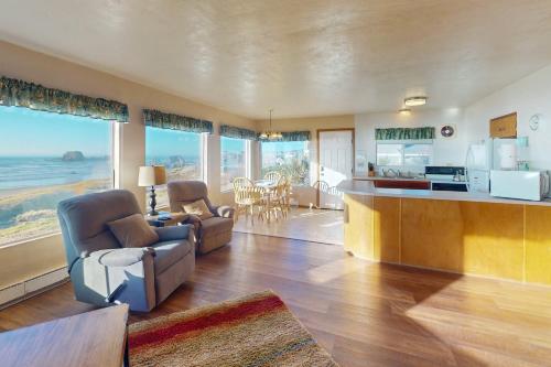 una cucina e un soggiorno con vista sull'oceano di Ocean Vista Cottage a Bandon
