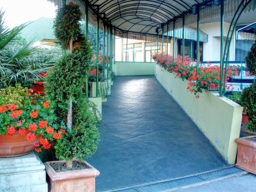 a greenhouse filled with lots of flowers and plants at Hotel Country Club in Capannori
