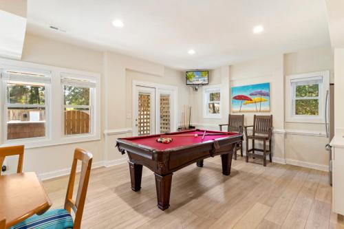 Una sala de estar con una mesa de billar. en 6080 - Kokomo, en Nags Head
