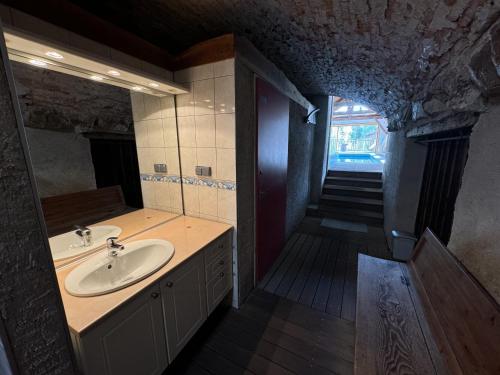un bagno con lavandino e specchio di Domaine de la prairie des prés a Vagney