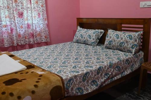 Ένα ή περισσότερα κρεβάτια σε δωμάτιο στο Dishaa Home Stay