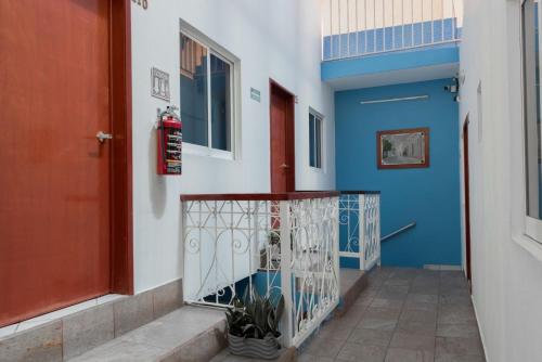 a house with a red door and blue walls at Hotel en Guadalajara Posada Mi Rey in Guadalajara