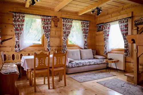 una sala de estar con un sofá y una mesa en Alpinka, en Bukowina Tatrzańska