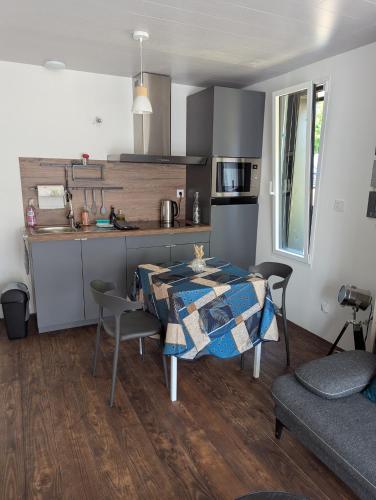 une cuisine avec une table et un comptoir dans l'établissement Au coeur des rias, studio Bélon, proche de la mer, à Moëlan-sur-Mer