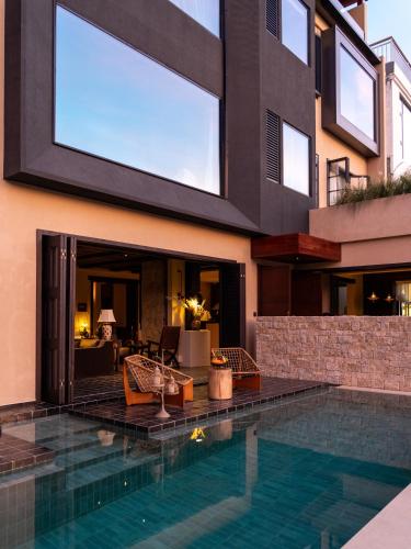 an external view of a house with a swimming pool at 大理空山语 风眠艺术海景酒店 Dali Kongshanyu Art Seaview Hotel in Dali Airport