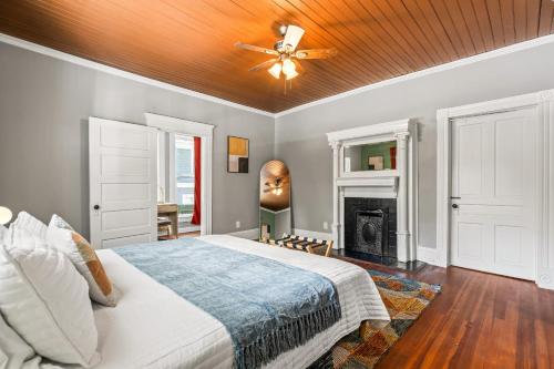 ein Schlafzimmer mit einem Bett und einem Deckenventilator in der Unterkunft Spacious 4BD - Sleeps 10 - Movie Night & BBQ in Durham