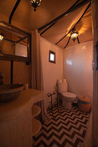 Ένα μπάνιο στο Overnight Luxury Camp jeep camel