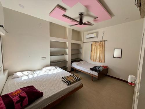 Giường trong phòng chung tại DYO Prem Pravah Bungalow