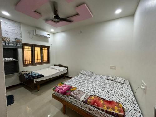 Giường trong phòng chung tại DYO Prem Pravah Bungalow