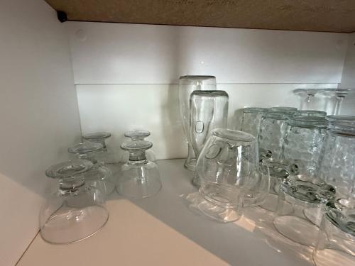 un groupe de bocaux en verre transparent posés sur un comptoir dans l'établissement 3 Bed East Devon close to Otter Valley National Nature Reserve and sea, à East Budleigh