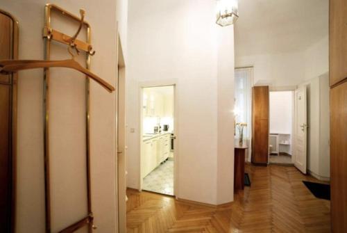 Ένα μπάνιο στο Classical Apartment with Shared Balcony & Free Parking