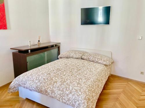 Ένα ή περισσότερα κρεβάτια σε δωμάτιο στο Classical Apartment with Shared Balcony & Free Parking