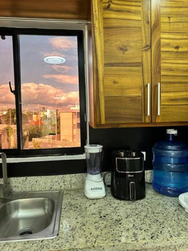un bancone della cucina con frullatore e finestra di residencial los garcia #4 a La Romana