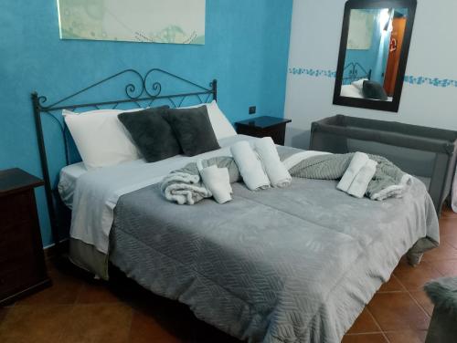 a bedroom with a bed with white pillows at I Giardini Di Eidos in Sant'Agata de' Goti
