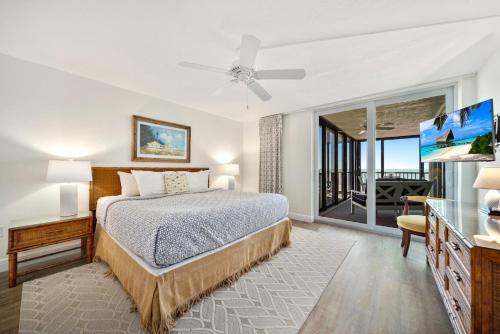 ein Schlafzimmer mit Bett und Meerblick in der Unterkunft Atrium #304 in Ybel