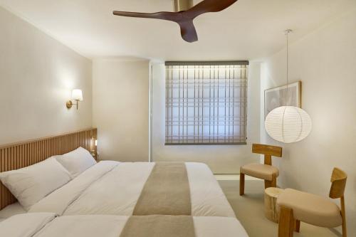 a bedroom with a bed and a ceiling fan at 트리하우스 서울 롯데월드 Kspo 동대문 성수동 in Seoul