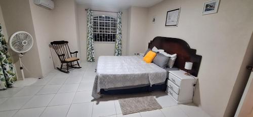 Cottage at Coverley في كرايست تشيرش: غرفة نوم بها سرير وكرسي ونافذة