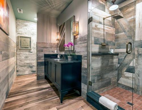 un baño con lavabo y ducha en The Producers Loft, en Nashville