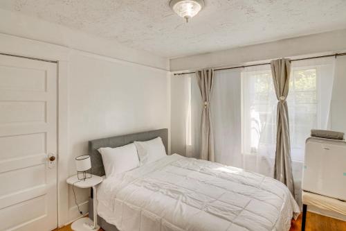 Una habitación blanca con una cama y una ventana en Easy Access to 405 Extended Stay in Van Nuys!, en Van Nuys County Court Heliport