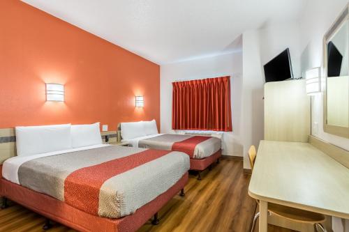 una habitación de hotel con dos camas y un escritorio en Motel 6 Fort Mill, SC - Charlotte, en Fort Mill